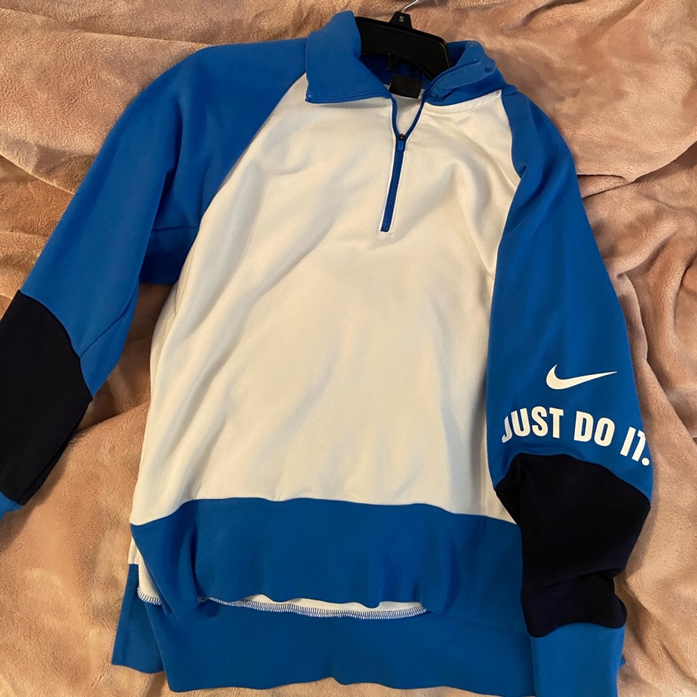 NIKE DRI-FIT PULLOVER SWEATER